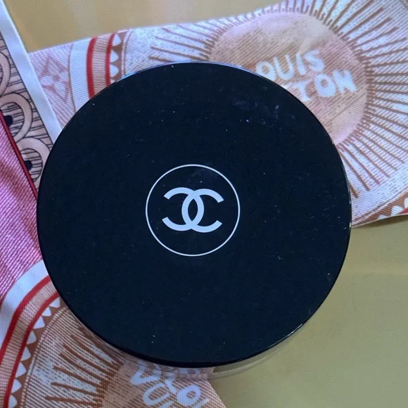 CHANEL Natural Finish Loose Powder - Cream - Picture 2 of 4